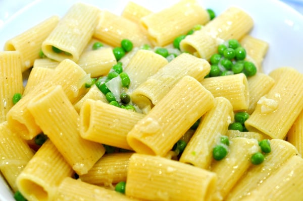 Rigatoni with Peas, Garlic and Butter Sauce