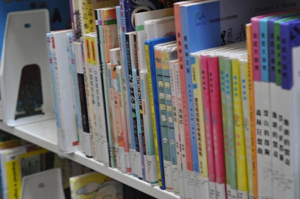 Chinese Books at Robinson-Westchase Houston Public Library