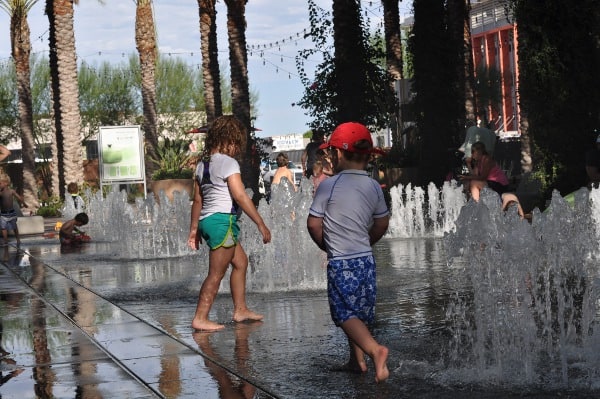 Splashpad at Scottsdale Quarter outside Zin Burger