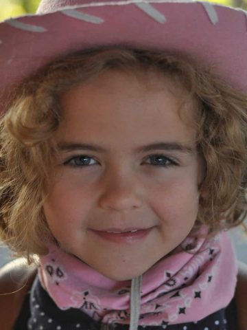 Girl in cowboy hat