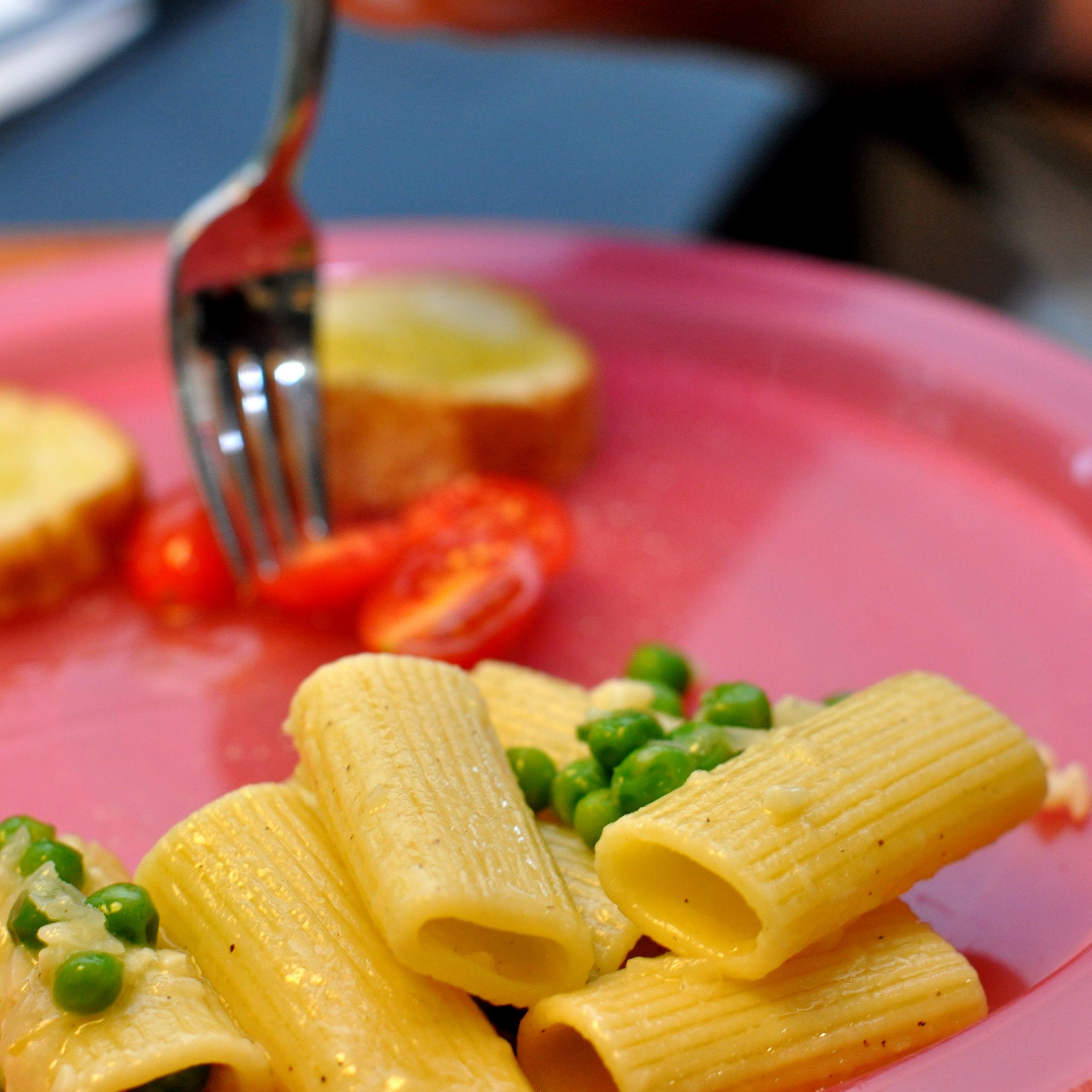 Kids plate with rigatoni with peas, garlic and butter sauce